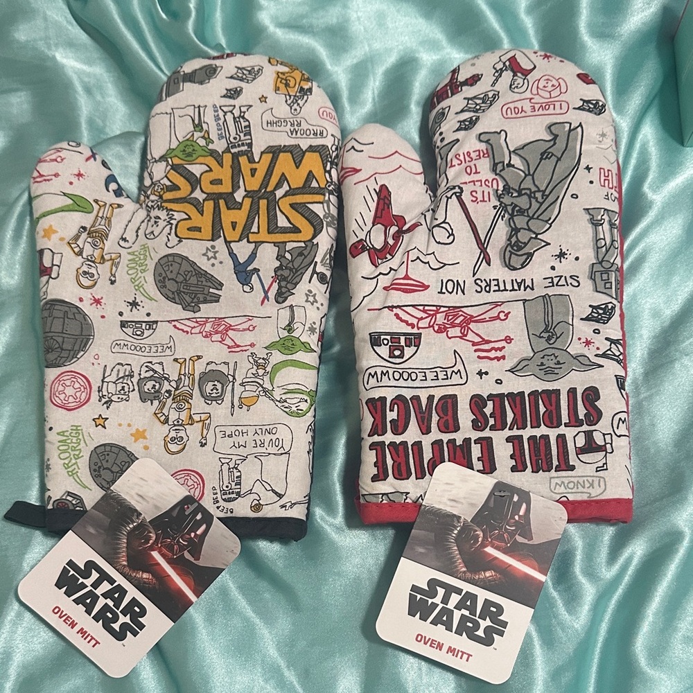 Star Wars Oven Mitts in White with Red, Yellow & Green Accents